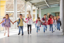 معروض للتسجيل في المدرسة